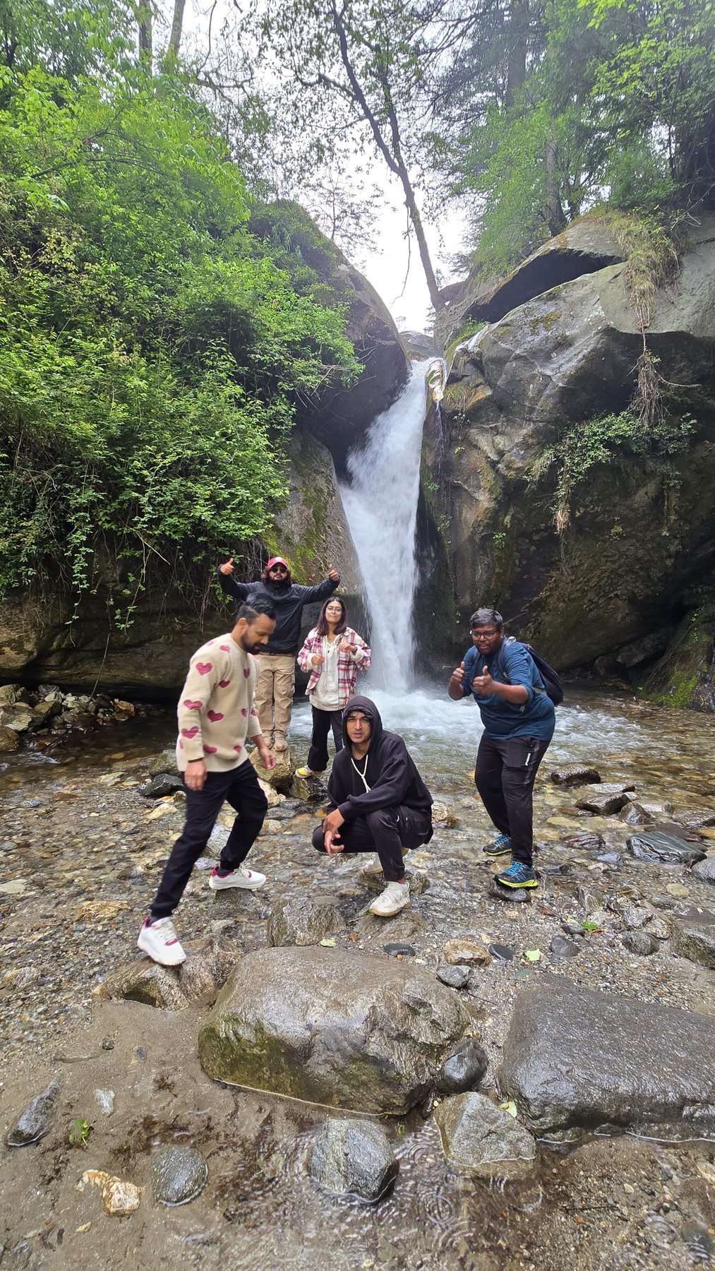 Travellers on the SAJLA WATERFALL outing